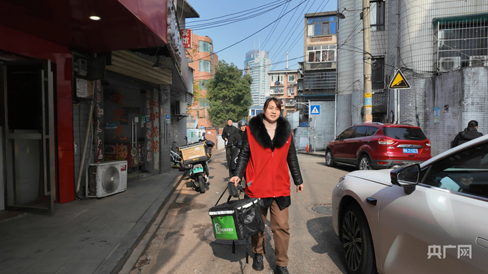 邹伟红为老人送餐（央广网记者黄珂岚 摄）